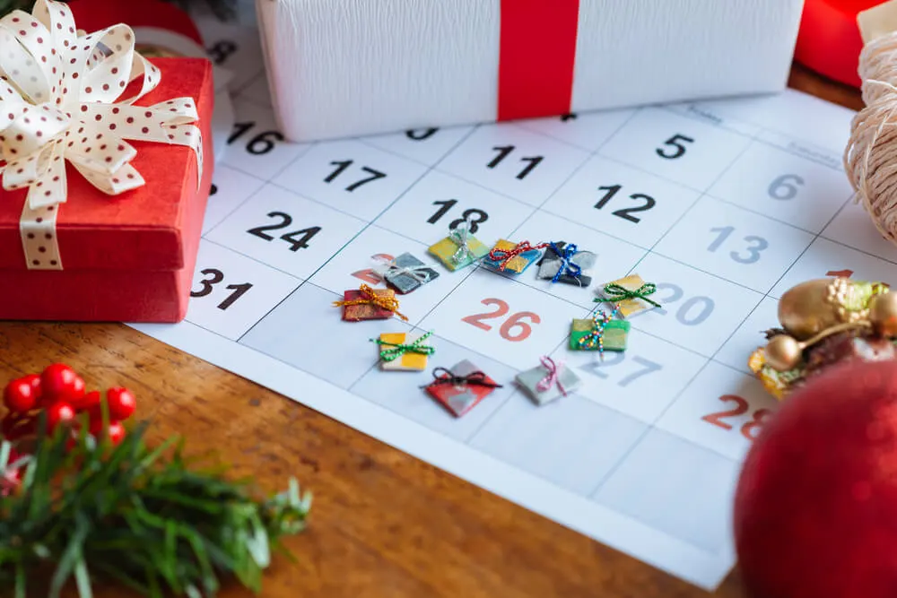 Presentes de natal sobre calendário