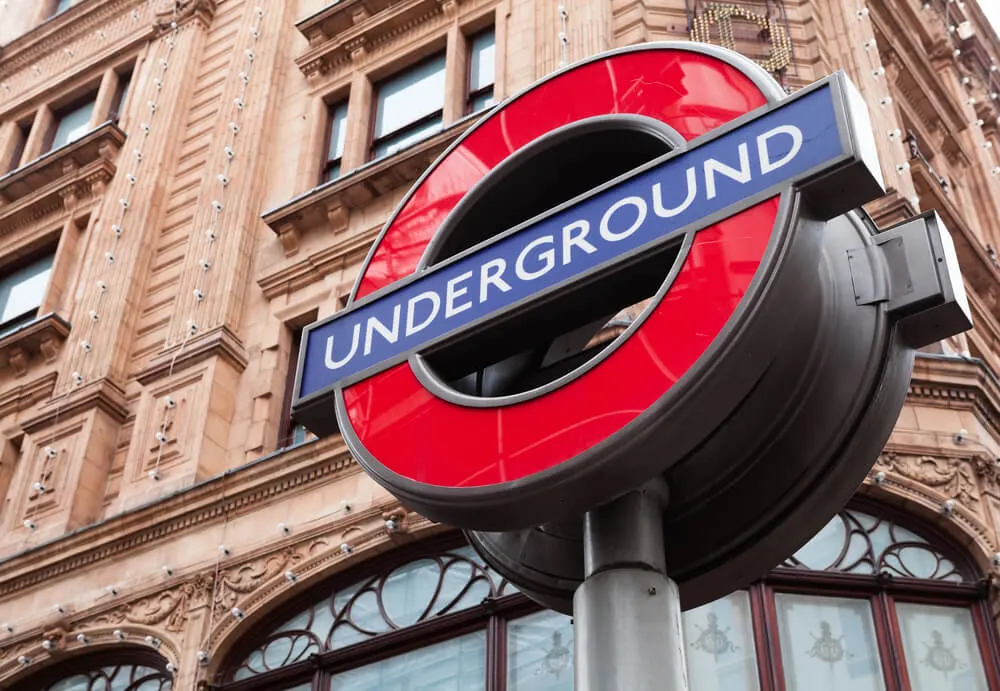 Placa indicando o metrô com os dizeres "underground"