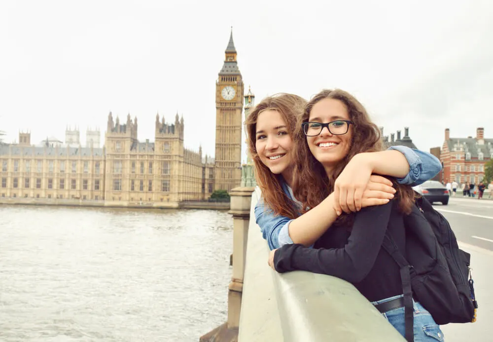Amigas abraçadas em ponte em frente ao Big Ben em Londres