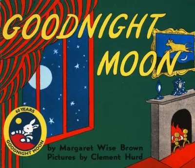 Capa do livro 'Goodnight Moon' colorida com uma parede verde, uma lareira com um quadro em cima, uma janela com a cortina presa com a vista para a lua.