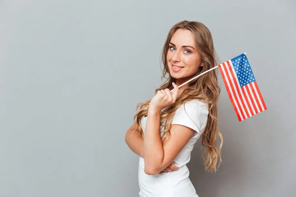 Mulher segurando bandeira dos Estados Unidos