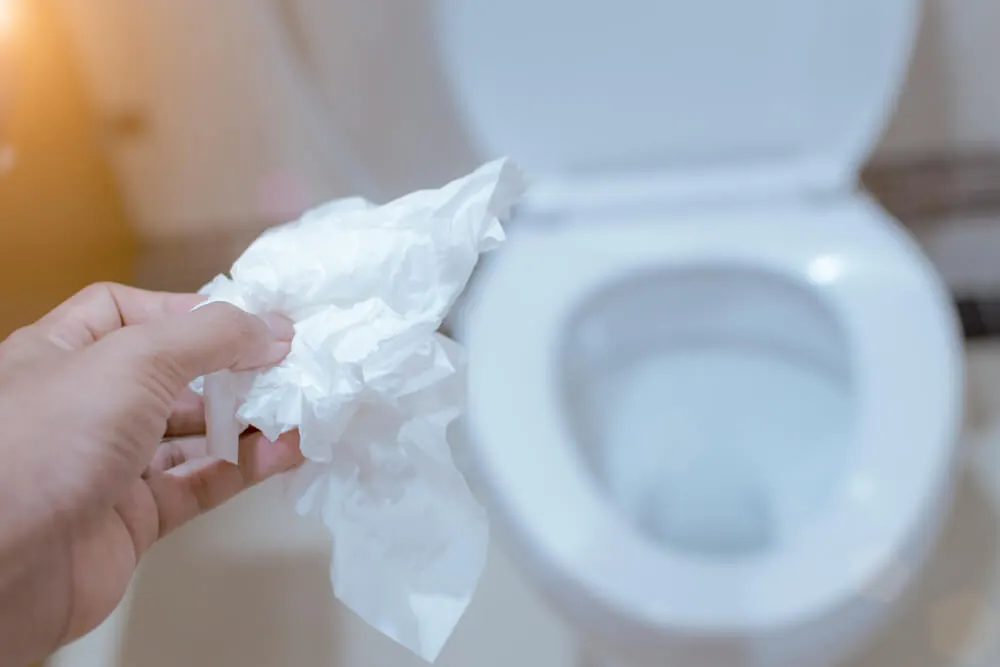 Jogar papel higiênico na lixeira do banheiro