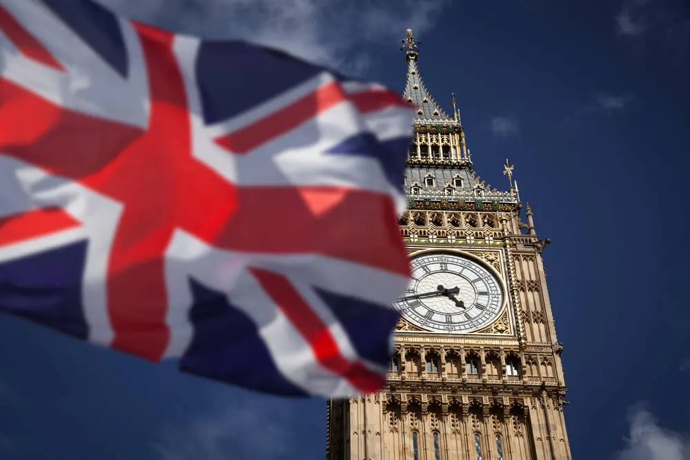 Bandeira do Reino Unido em frente ao Big Ben