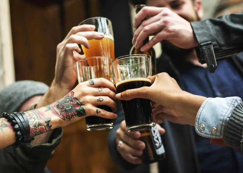 Amigos brindando com cerveja