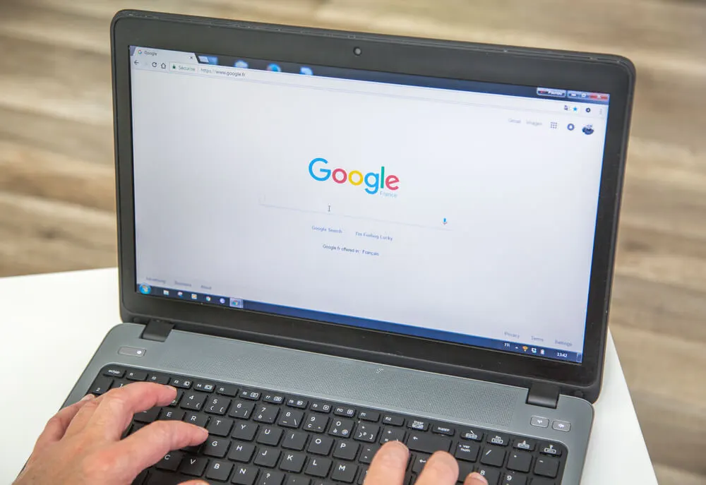 Computador com Google aberto em uma aba do Chrome