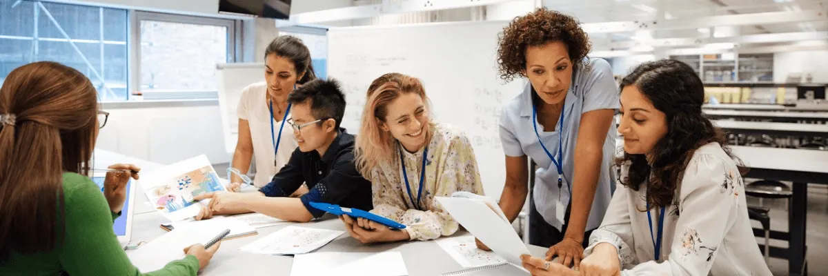 professora com alunos em aula no escritório