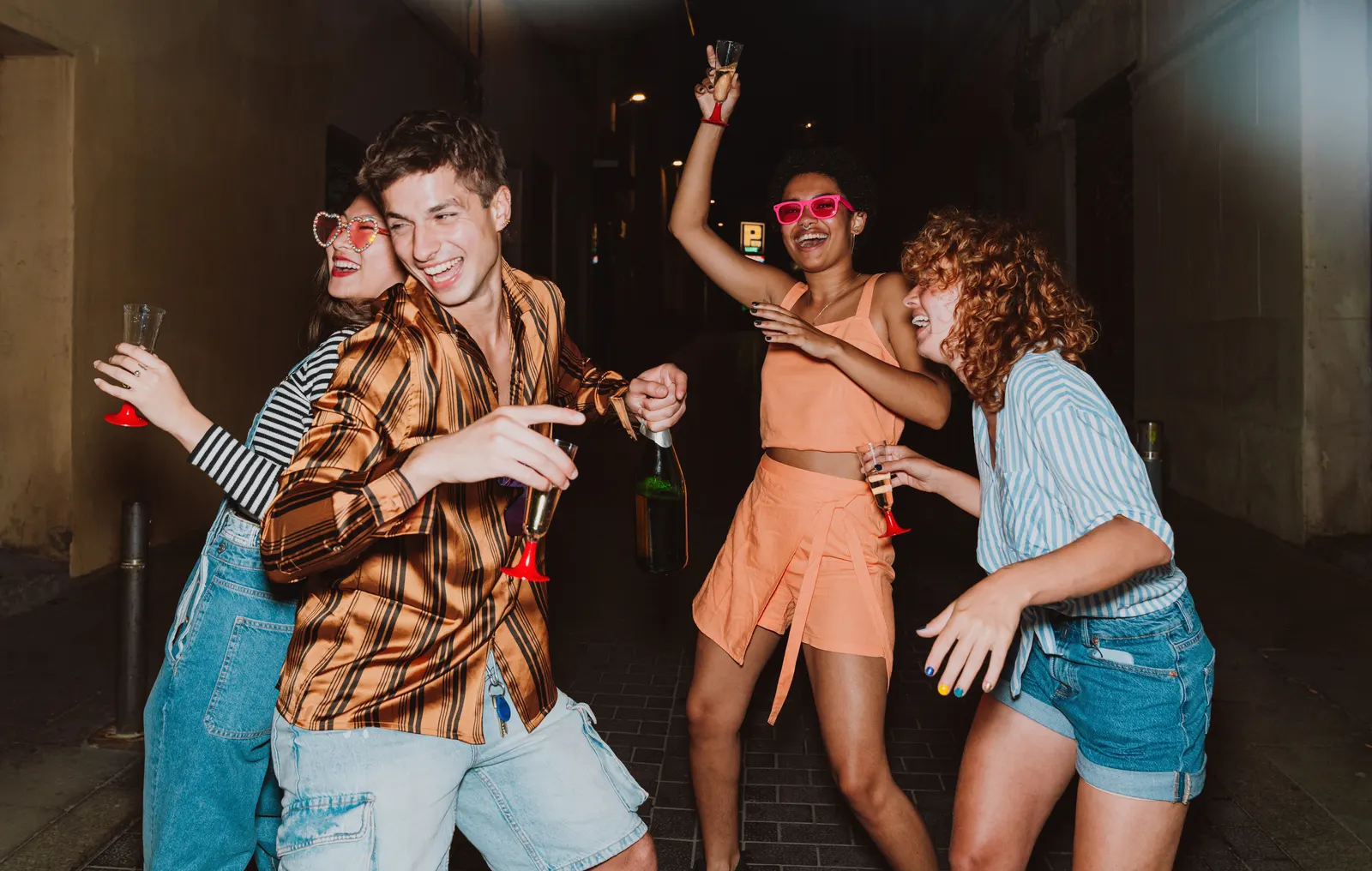 Grupo de jovens se divertindo e dançando em uma festa, representando a expressão brasileira 'é do balacobaco'